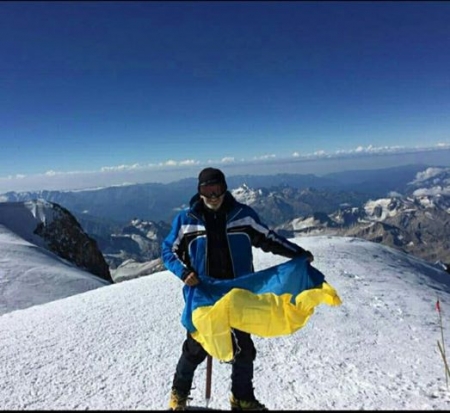 Военные прокуроры Украины установили на Эльбрусе (Россия) сине-желтый флаг