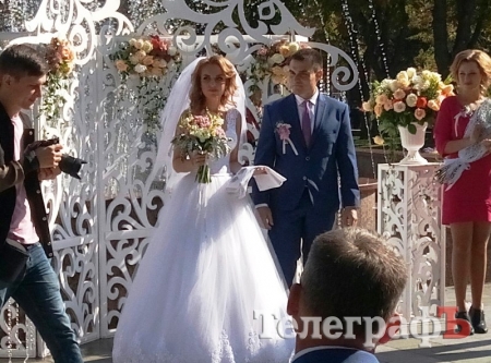 Кременчужане Анастасия и Владимир поженились на День города прямо в центральном сквере