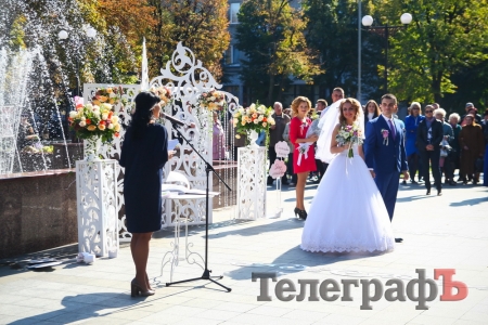 Кременчужане Анастасия и Владимир поженились на День города прямо в центральном сквере