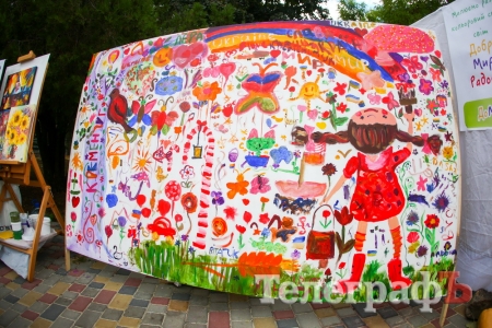 В Кременчуге «всем миром» нарисовали дерево желаний на холсте