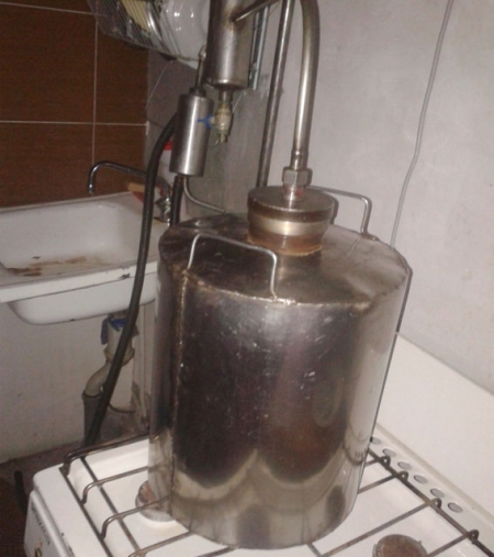 В Крюкове полицейские утилизировали 5 литров самогонки и закваску