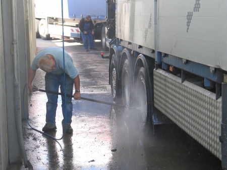Быстрый способ помыть грузовик до блеска!
