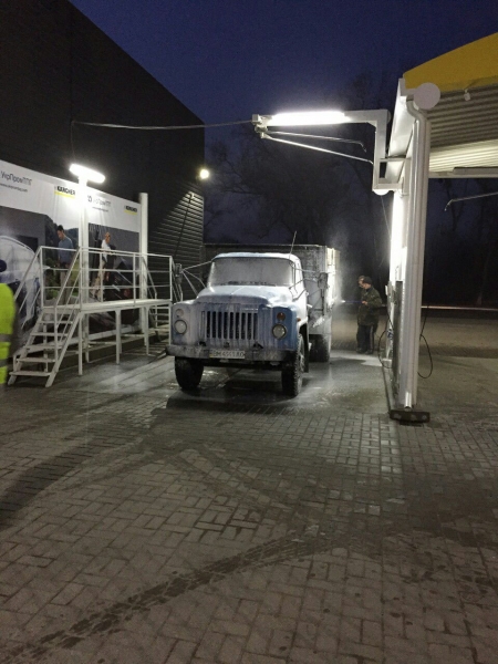 Быстрый способ помыть грузовик до блеска!