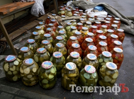 Турботлива кременчужанка закатала військовим більше 200 банок консервації