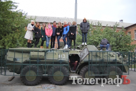 Рассказали, показали и дали потрогать: СБУ-шники пригласили на экскурсию школьников Рассказали, показали и дали потрогать: СБУ-шники пригласили на экскурсию школьников