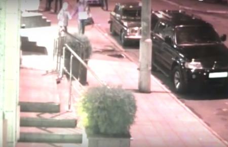 Таксист vs клиенты: газовый балончик и наезд на человека