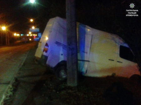 В Кременчуге пьяный 19-летний парень угнал Mercedes-Benz и врезался в столб