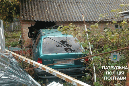 Полтава «вражає»: пьяный водитель на Opel въехал в закрытый гараж и врезался в стоящий в нем ВАЗ