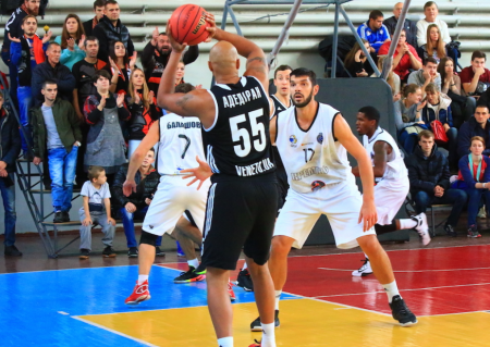 «Кремінь» у драматичному матчі поступився «Черкаським мавпам» «Кремінь» у драматичному матчі поступився «Черкаським мавпам»