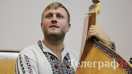 На 58 струнах душі заграв кременчужанам мандрівний кобзар Віктор Пашник