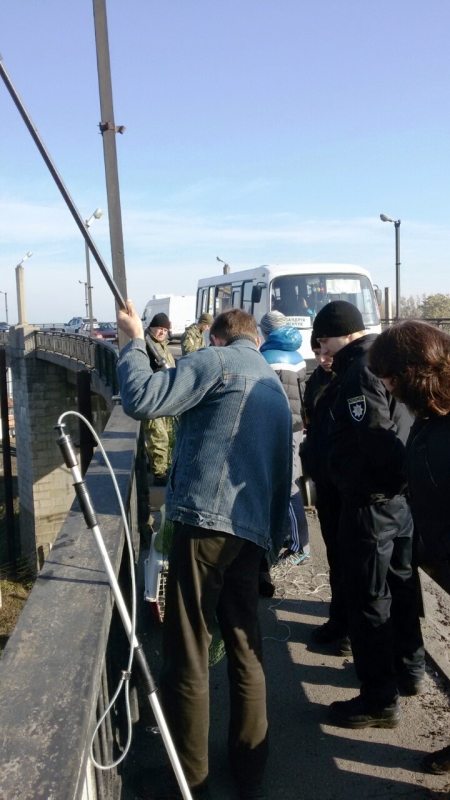 Кременчужане на мосту спасали котёнка: с полицией и АТОшниками