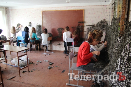 Як кременчуцькі красуні плетуть захист українським воїнам Як кременчуцькі красуні плетуть захист українським воїнам