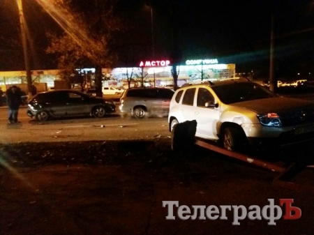 В Кременчуге Renault Duster врезался в автомобиль и снёс рекламный щит