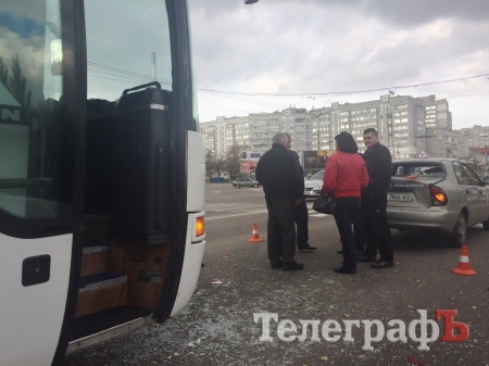 В Кременчуге рейсовый автобус въехал в автомобиль автошколы