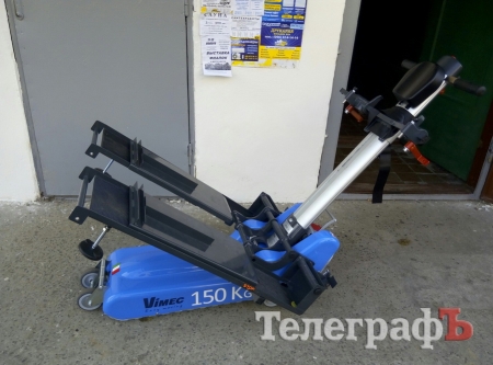 В Кременчуге появились лестничные подъемники для людей с ограниченными возможностями