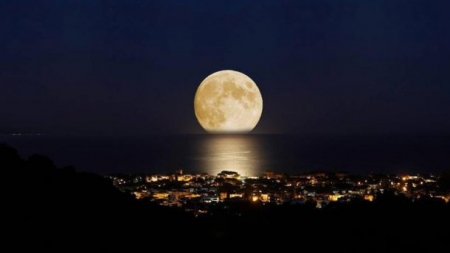 Смотрим вверх: в ночь на 14 ноября кременчужане увидят «супер-пупер» Луну