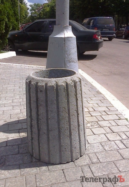 В Кременчуге неизвестные разбили 90-килограммовую бетонную урну... Уже восьмую
