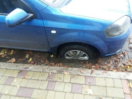 В Кременчуге Chevrolet въехал в открытую ливнёвку