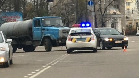 В Кременчуге ассенизаторская машина въехала в Mitsubishi Lancer