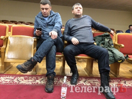 Харченко и Михайленко принесли в мэрию водку