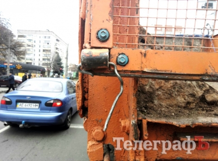 В Кременчуге коммунальная машина «раздала лящей» двум легковушкам