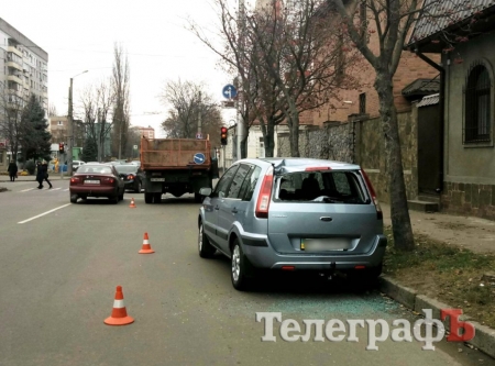 В Кременчуге коммунальная машина «раздала лящей» двум легковушкам