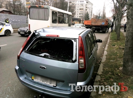 В Кременчуге коммунальная машина «раздала лящей» двум легковушкам