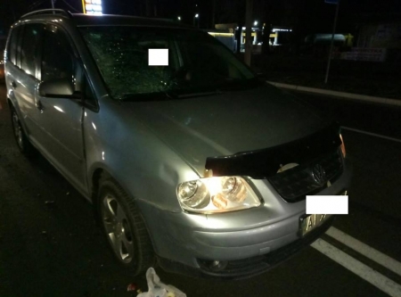 В Кременчуге женщина на Volkswagen сбила двоих пешеходов: пострадавших забрала «скорая»