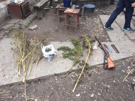 У Кременчуцькому районі з даху будинку вилучили наркотики та зброю