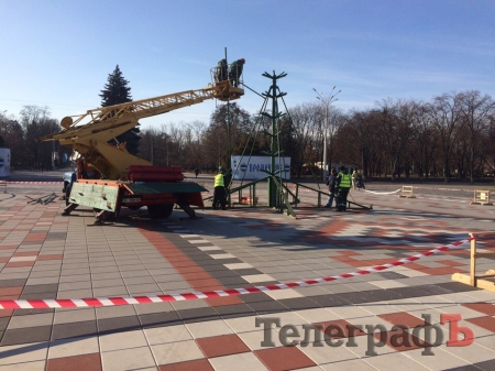 Winter is coming: в Кременчуге устанавливают главную городскую елку