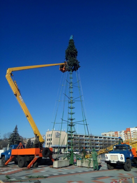 Главная ёлка Кременчуга уже полуодетая