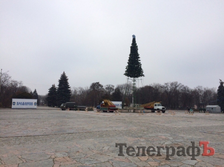 Главная ёлка Кременчуга уже полуодетая