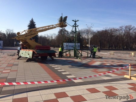 Главная ёлка Кременчуга уже полуодетая