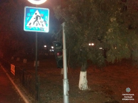 У Кременчуці водій Skoda Octavia «збив» світлофор