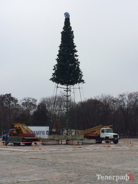 Главную елку Кременчуга окружили снеговики и не только
