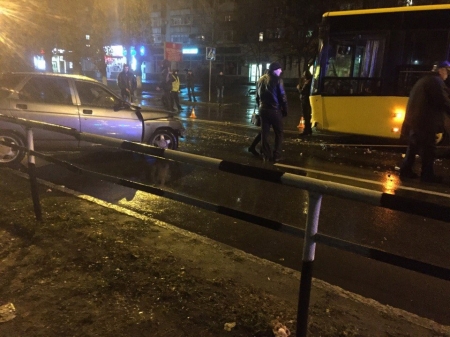 На Молодіжному аварія: автобус зіткнувся з легковим автомобілем