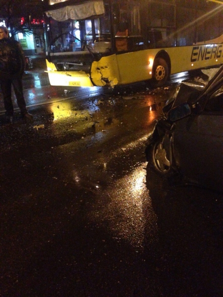 На Молодіжному аварія: автобус зіткнувся з легковим автомобілем