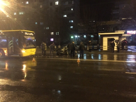 На Молодіжному аварія: автобус зіткнувся з легковим автомобілем