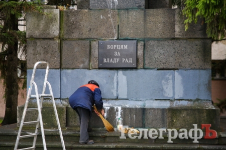 В Кременчуге неизвестные облили краской памятник Борцам за власть Советов