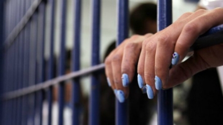 Кременчужанка отсидит 3 года за кражу лампы из отеля и сорванную золотую серьгу