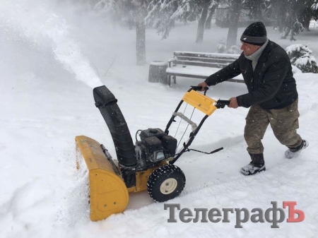 Машини проти снігу: як кременчуцькі комунальники борються з зимою
