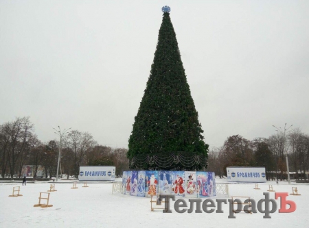 Фотофакт: главная ёлка Кременчуга укрылась снегом 