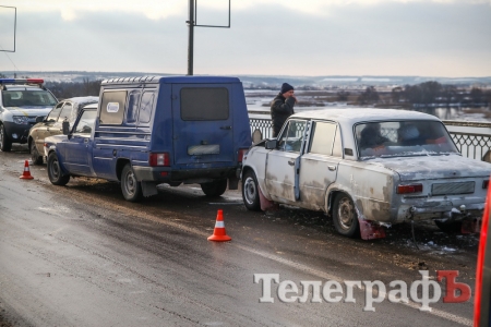 В Кременчуге на Крюковском мосту ДТП: столкнулось три автомобиля