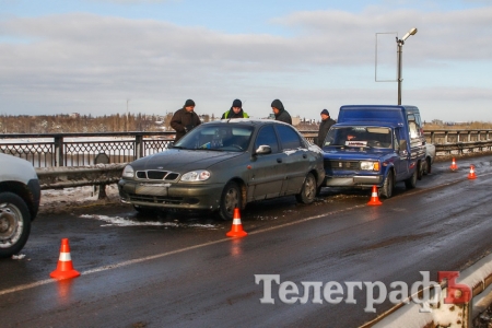 В Кременчуге на Крюковском мосту ДТП: столкнулось три автомобиля