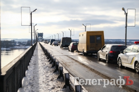 В Кременчуге на Крюковском мосту ДТП: столкнулось три автомобиля