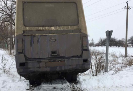Автобус Полтава-Кременчуг врезался в ГАЗель и слетел в кювет: один пассажир в больнице