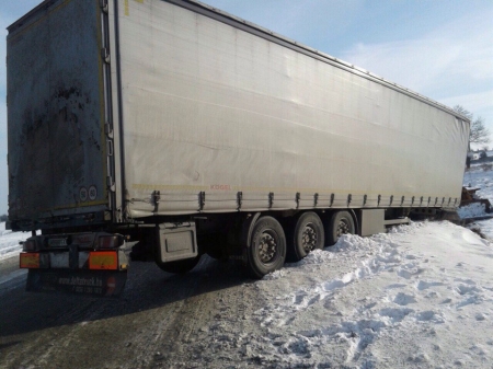 Кременчугские спасатели вытаскивали фуру из кювета в Потоках