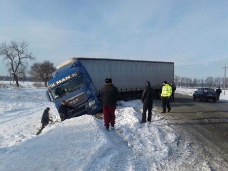 Кременчугские спасатели вытаскивали фуру из кювета в Потоках
