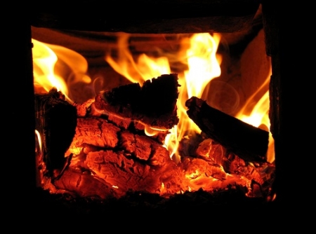 На Полтавщине мужчина растапливал печь и попал в реанимацию На Полтавщине мужчина растапливал печь и попал в реанимацию