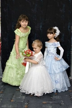 Почему ребенку не нужно покупать платье на Новый год